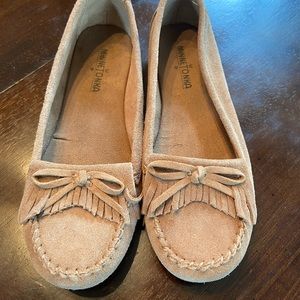 Minnetonka women’s size 7 1/2 tan suede moccasins